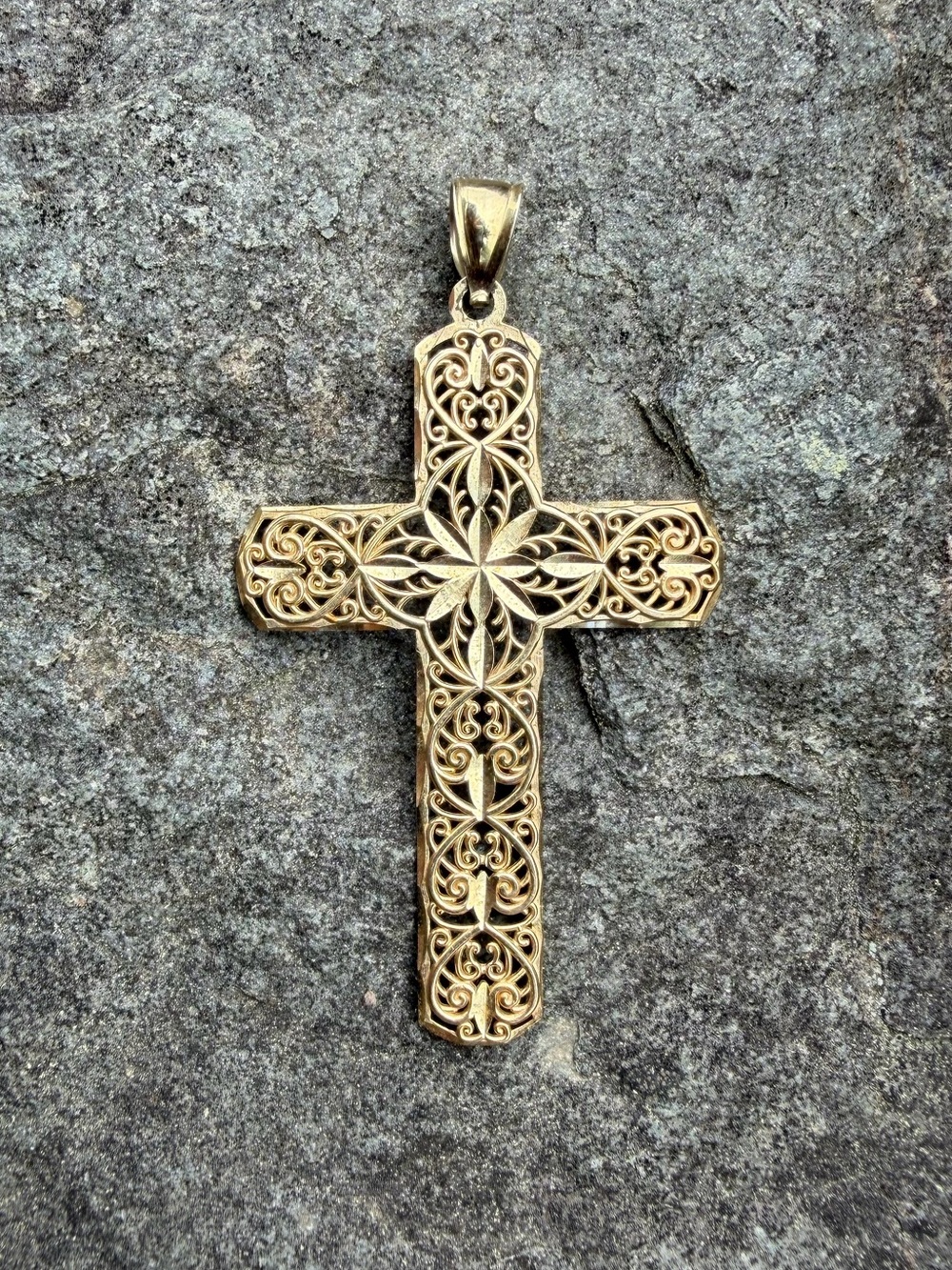 Estate 10 Karat Gold Filigree Cross Pendant 2g - Picture 10 of 10